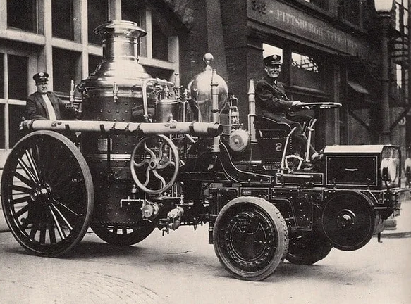 Первые пожарные машины